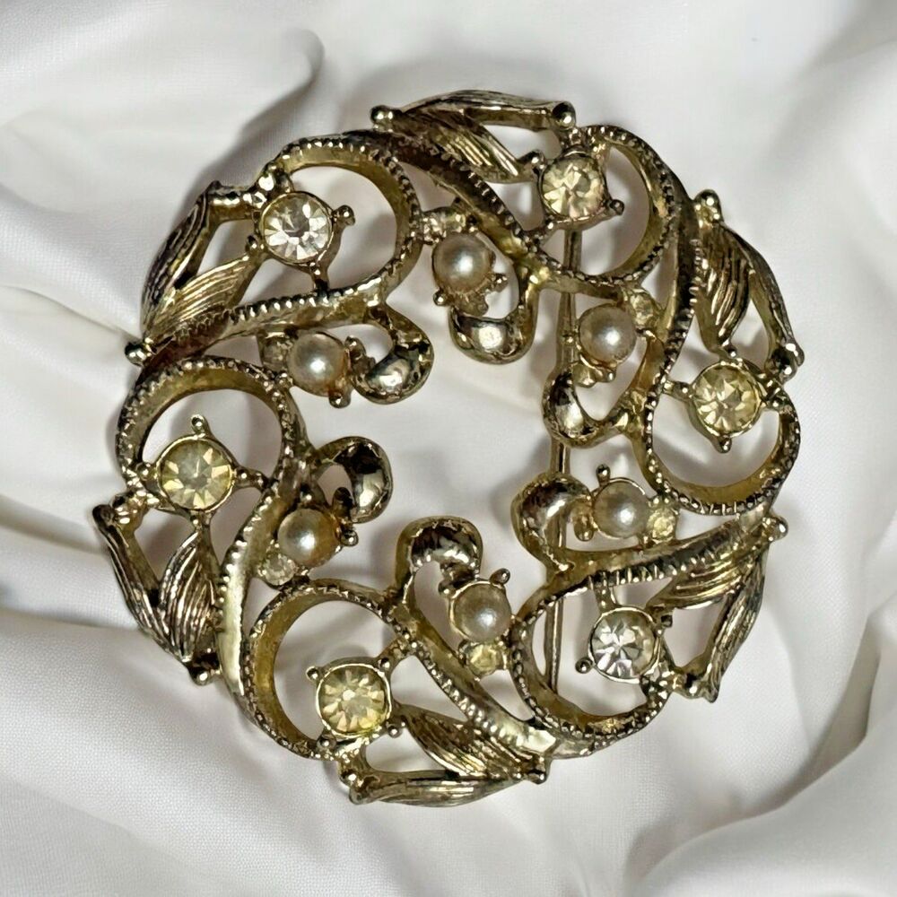 Vintage Goldtone Wreath Brooch with Rhinestones & Faux Pearls – 2 Inches